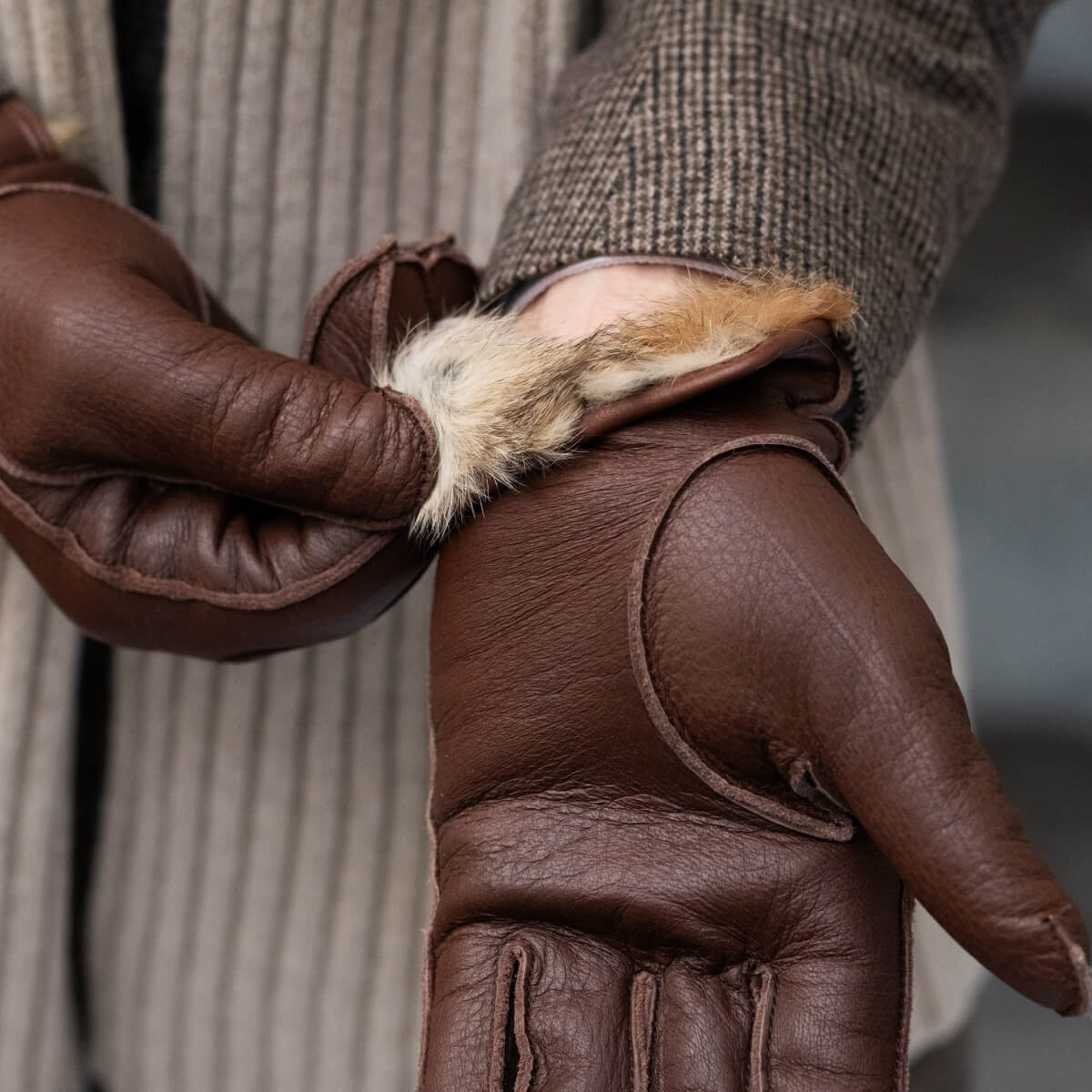 Diego (brown) - Italian gloves made of American deerskin leather with rabbit fur lining