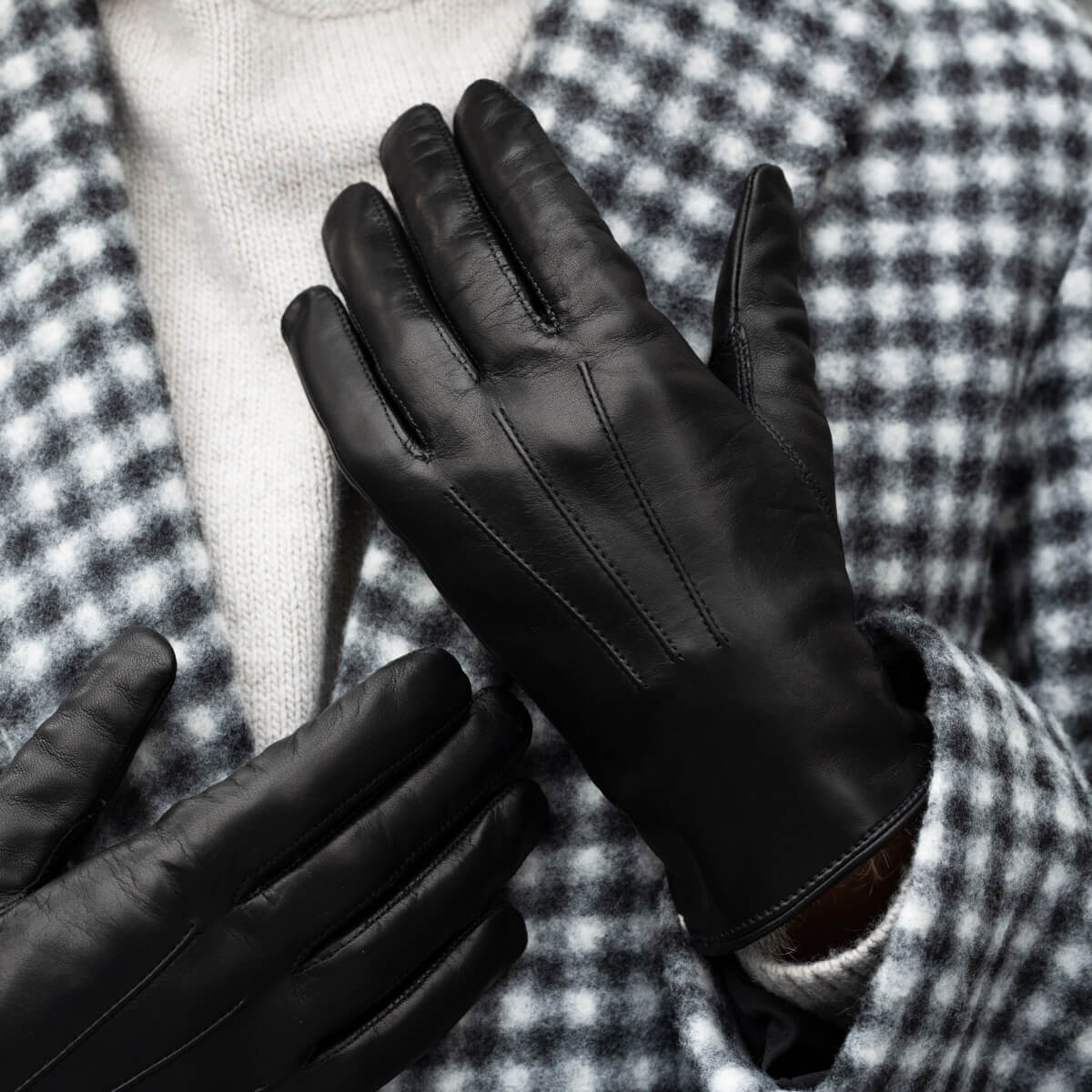 Francesca (black) - Italian lambskin leather gloves with white rabbit fur lining