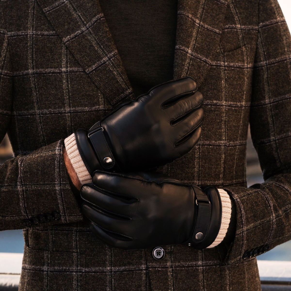 Alonzo (black) - Italian lambskin leather gloves with cashmere lining & touchscreen feature