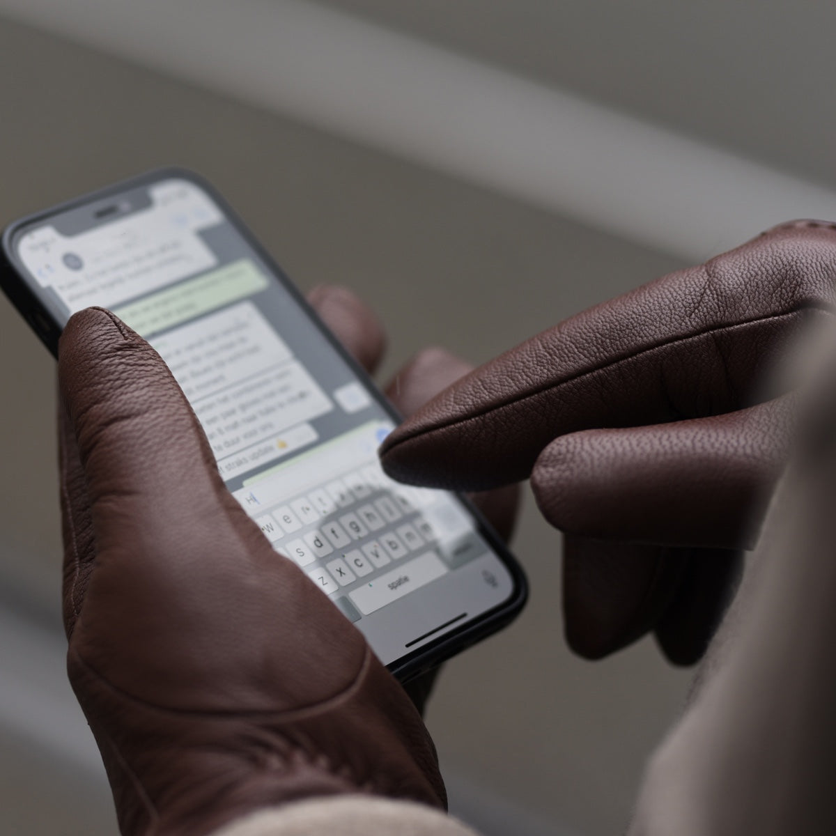 Benjamin (brown) – Thick goatskin leather gloves with warm lambswool lining & touchscreen feature