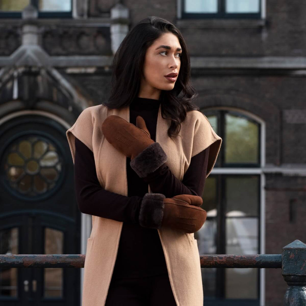 Brooke (brown) – Suede mittens with luxurious sheep fur lining