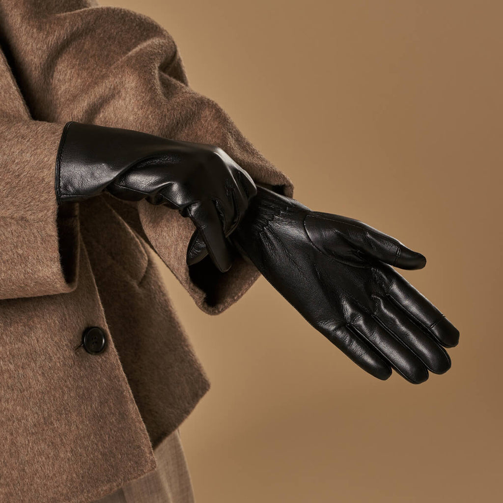 Daisy (black) – Vegan leather gloves with fleece lining & touchscreen feature