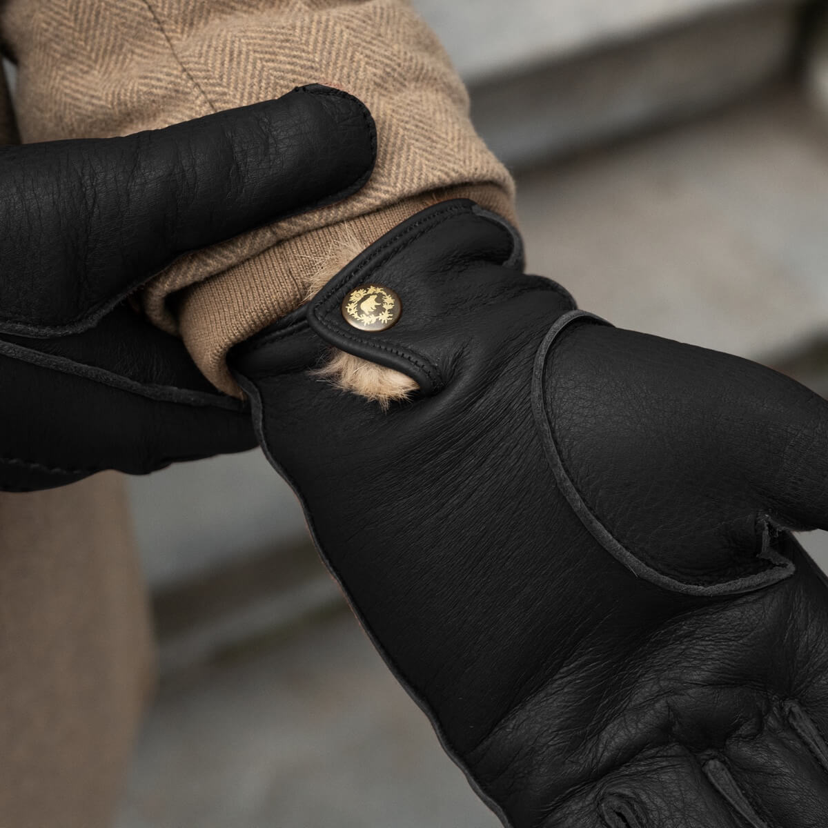 Diego (black) - Italian gloves made of American deerskin leather with rabbit fur lining