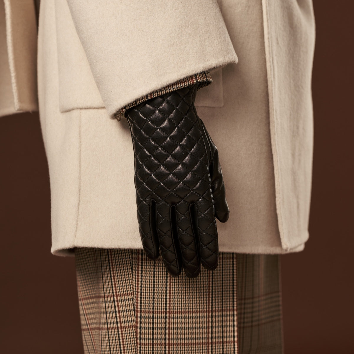 Emilia (black) - Classic Italian lambskin leather gloves with cashmere lining and checkered pattern