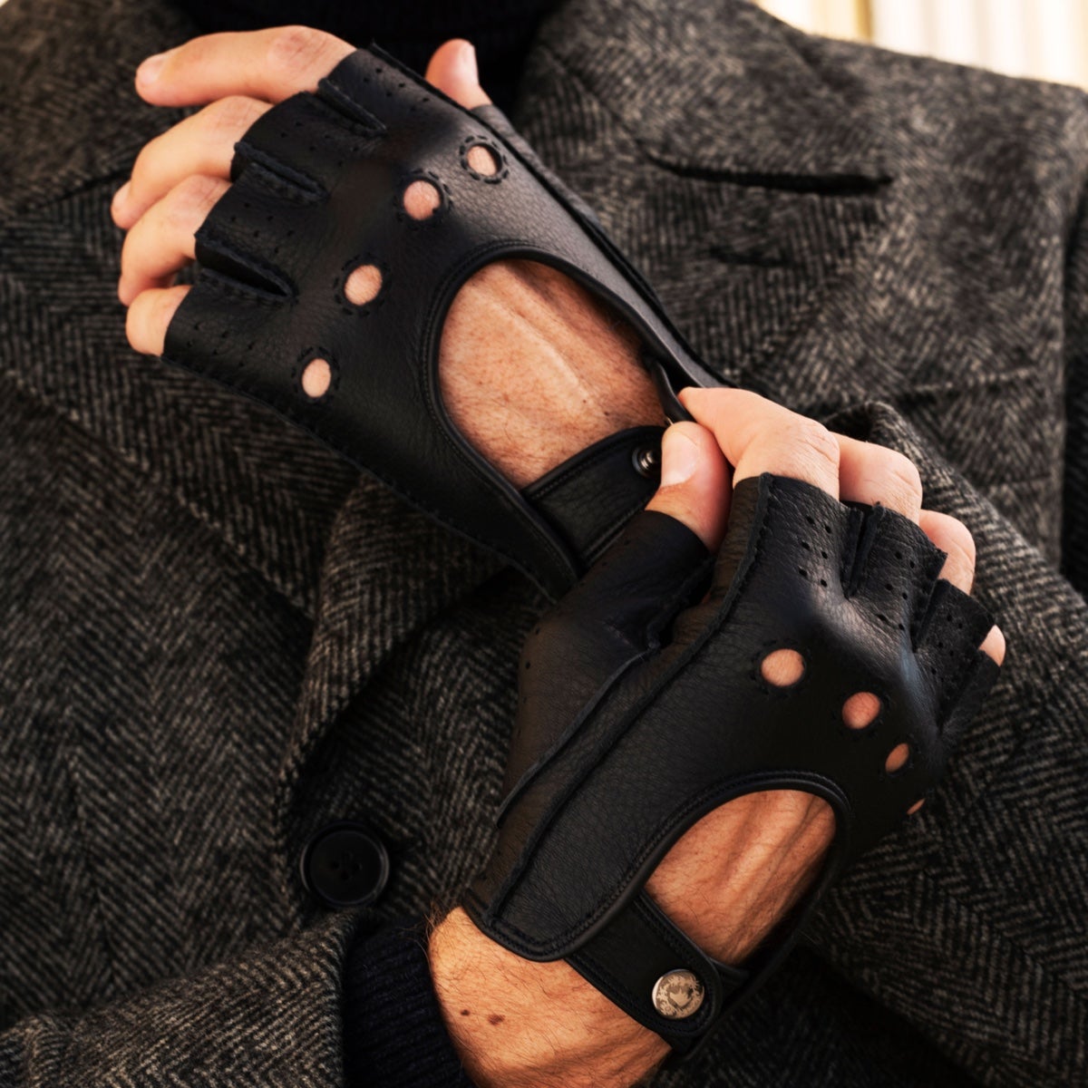Vincenzo (black) - Fingerless Italian driving gloves made of American deerskin leather