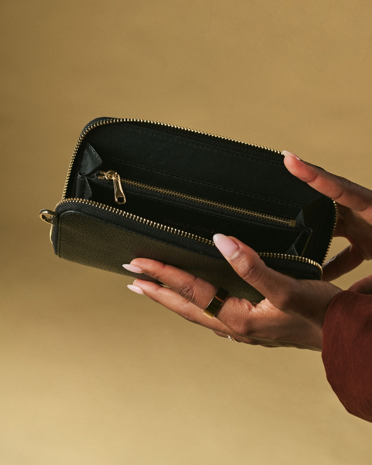 Giada (black) - Italian women's crossbody phone wallet with shoulder strap