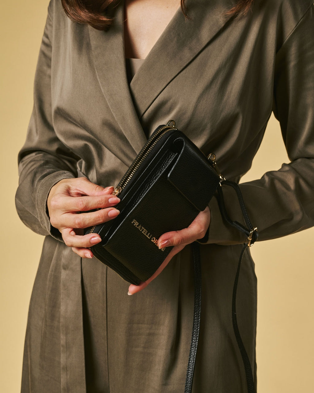 Giada (black) - Italian women's crossbody phone wallet with shoulder strap