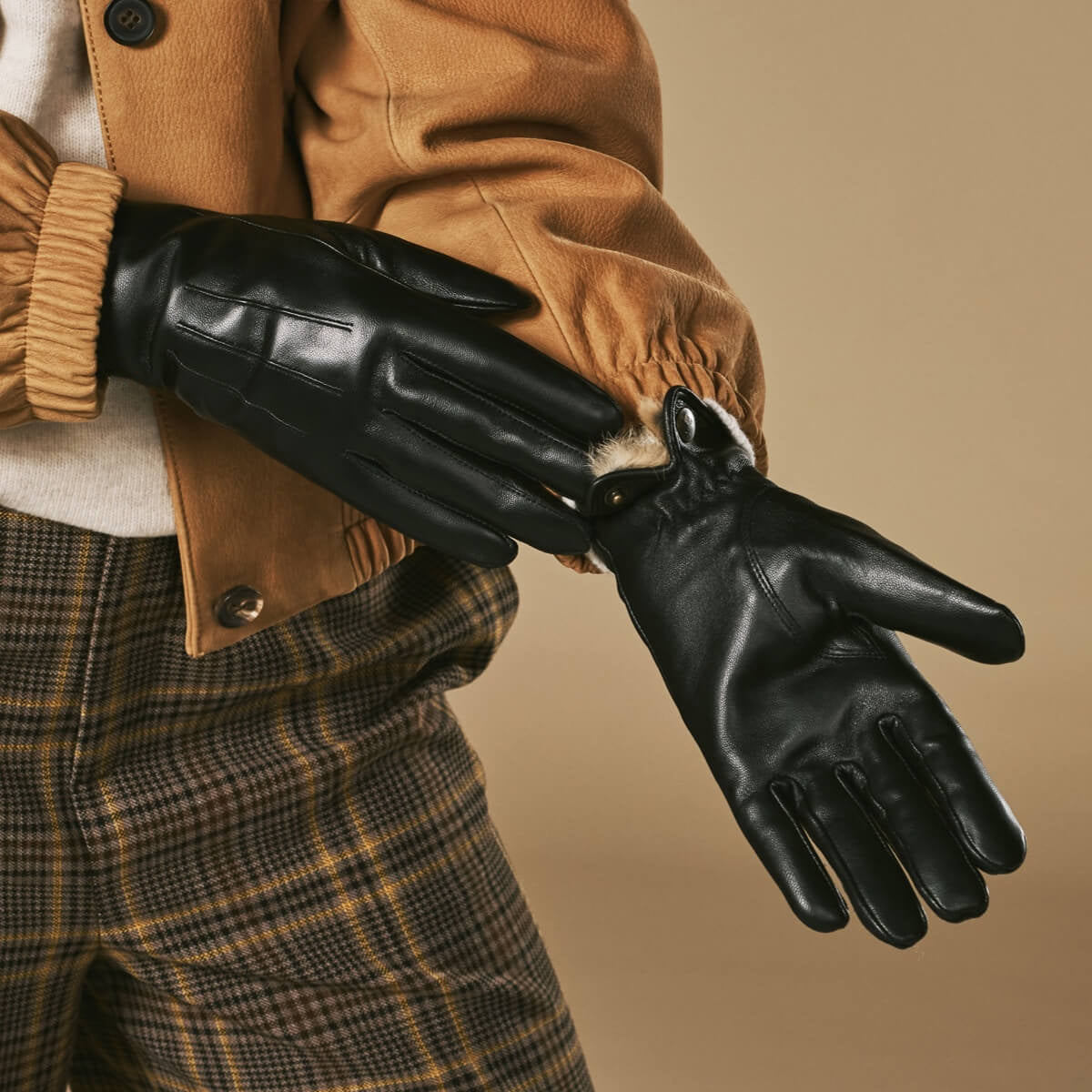 Julietta (black) - Lambskin leather gloves with plush rabbit fur lining and touchscreen feature