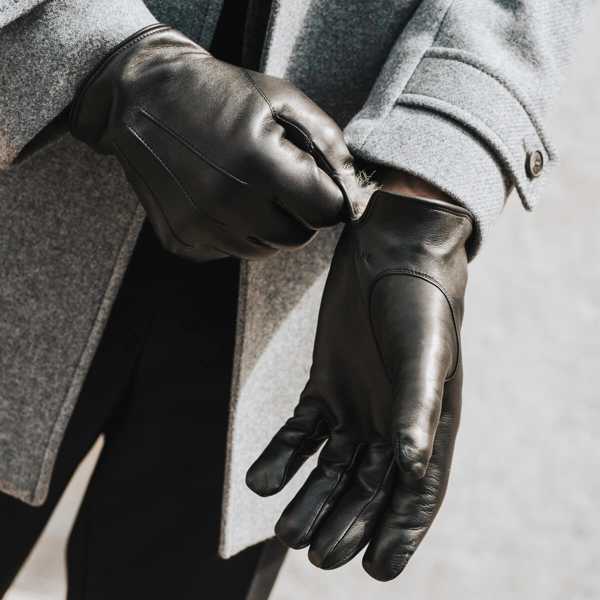 Marco (black) - Italian lambskin leather gloves with brown rabbit fur lining