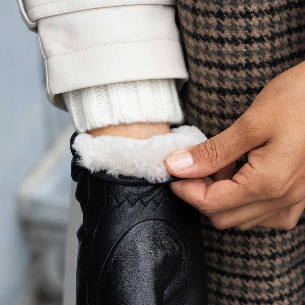 Paris (black) – Sheepskin leather mittens with lambswool lining and touchscreen feature