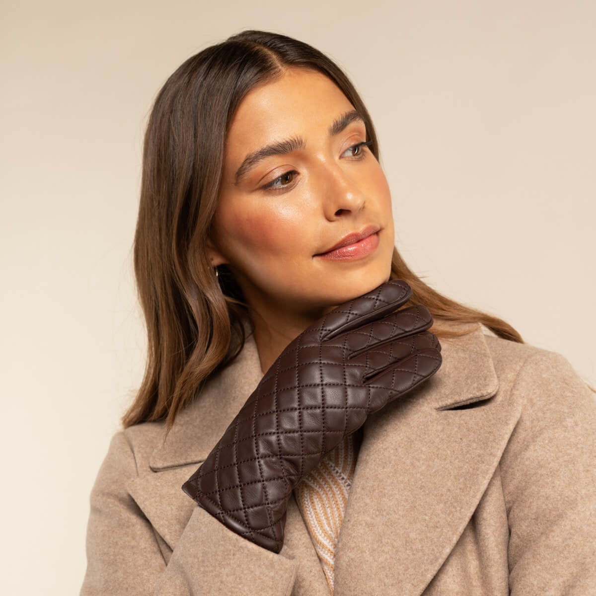 Selena (brown) – Sheepskin leather gloves with diamond pattern and touchscreen feature