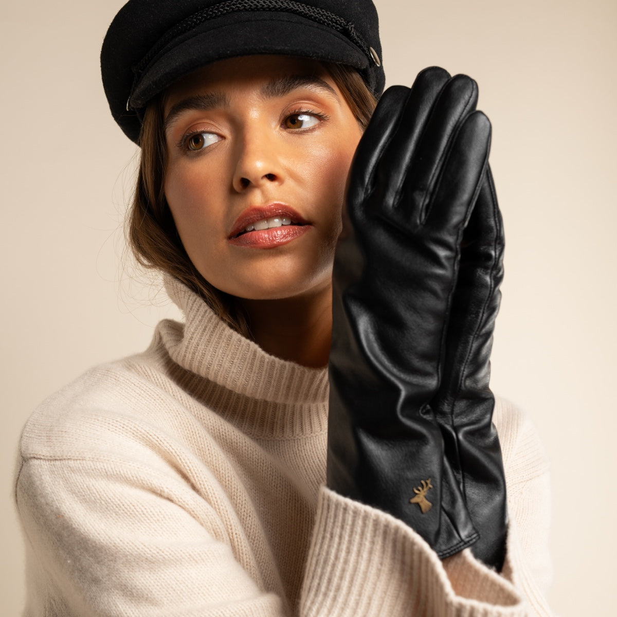Skylar (black) – Extra-long sheepskin leather gloves with wool/cashmere lining & touchscreen capability