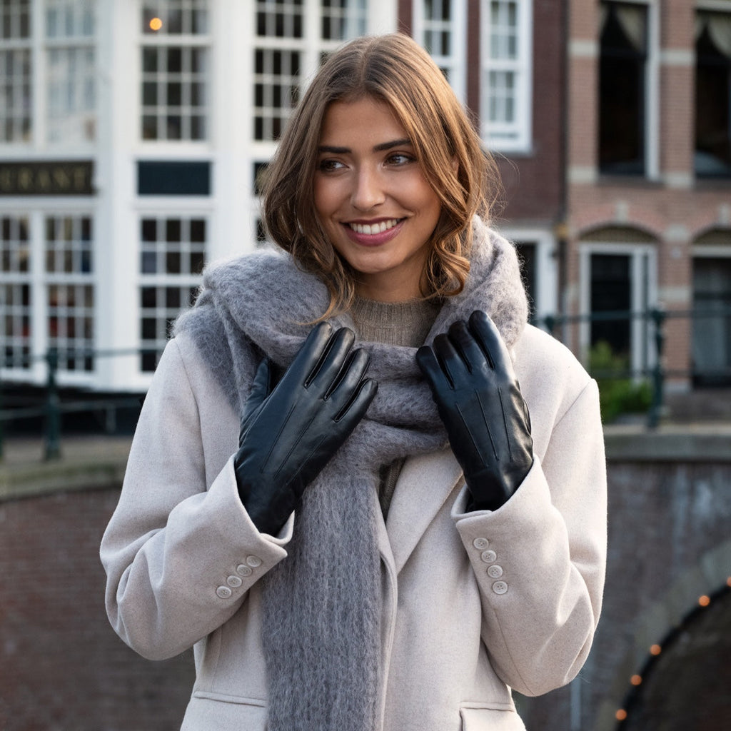 Stella (black) – Sheepskin leather gloves with ultra-warm fleece lining & touchscreen functionality